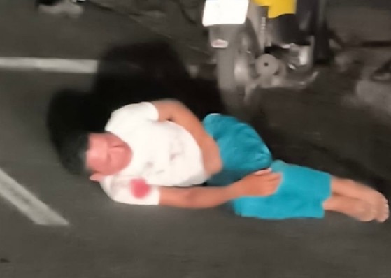 O suspeito tentou fugir após esfaquear uma mulher, mas foi contido por moradores. 