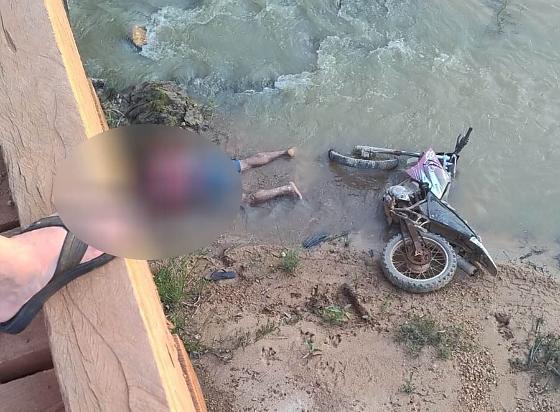 Ezequiel Alves da Silva pilotava uma Yamaha XTZ 125E na ponte sobre o Rio Paranaíta quando caiu e morreu.