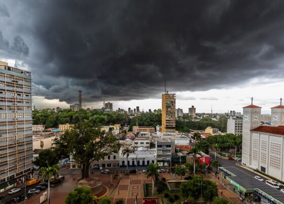 Visão panorâmica do Centro de Cuiabá antes de tempestade. 