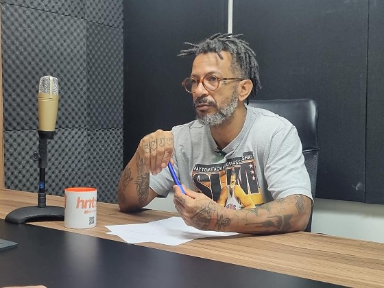 O artista visual Babu Sete Oito, grafiteiro de coração e mãos sujas de tinta. 