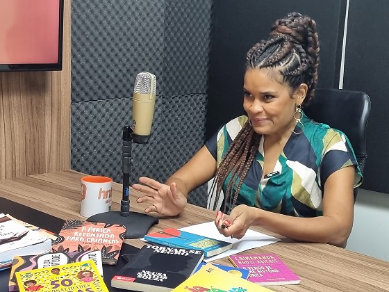 A doutora pela UFMT, Julianne Caju, aborda a 'pretagogia' em sua tese, termo que aponta caminhos para a educação antirrascista. 