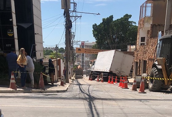 caminhão-baú afunda no asfalto