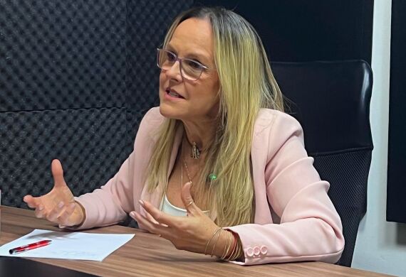 A pré-candidata ao governo, Dra. Natasha Slhessarenko (PSD), no podcast HNT TV Entrevista. 