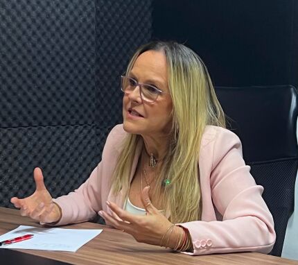 A pré-candidata ao governo, Dra. Natasha Slhessarenko (PSD), no podcast HNT TV Entrevista. 