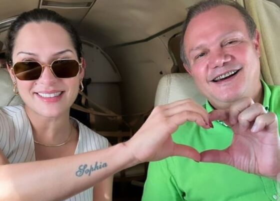 A deputada estadual Janaina Riva (MDB) com o sogro, o senador Wellignton Fagundes (PL), durante viagem em jatinho. 
