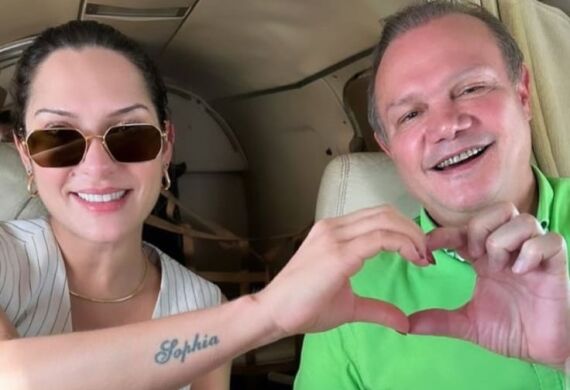A deputada estadual Janaina Riva (MDB) com o sogro, o senador Wellignton Fagundes (PL), durante viagem em jatinho. 