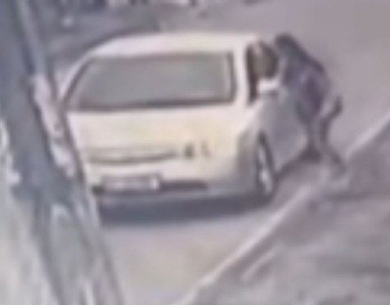 Uma câmera de segurança registrou o momento em que a menor desce do carro que supostamente era conduzido por cinegrafista. 