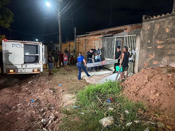Vítima de 57 anos morreu no local após facada no pescoço
