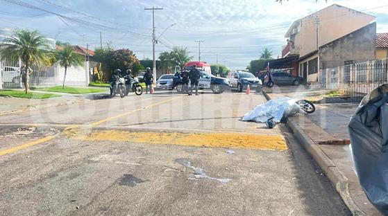 Vítima voltava da padaria quando foi surpreendida por dois homens armados