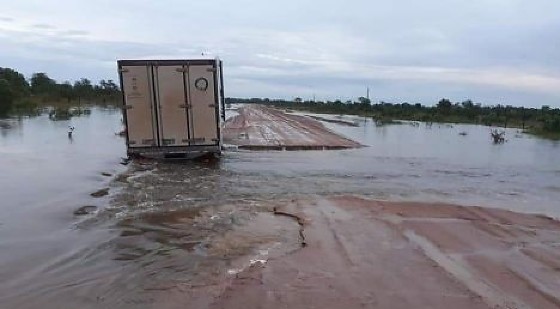 Estrada que dá acesso a Serra Nova Dourada alagada.