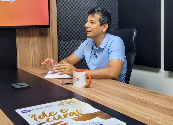 O membro da diretoria da Associação Espírita Wantuil de Freitas de Cuiabá, Alex Sales, no podcast HNT TV Entrevista. 