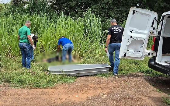 Vítima ainda não identificada foi localizada em área de mata às margens da rodovia federal.