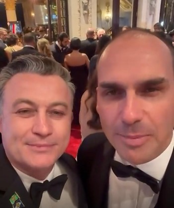 Eduardo Bolsonaro e Xuxu Dal Molin pedem votos para Flávio em MT; assista