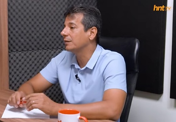 O membro da diretoria da Associação Espírita Wantuil de Freitas de Cuiabá, Alex Sales, no podcast HNT TV Entrevista. 