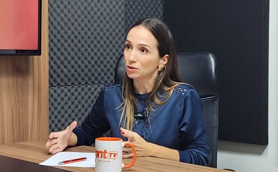 A educadora parental Carolina Amorim no podcast HNT TV Entrevista.