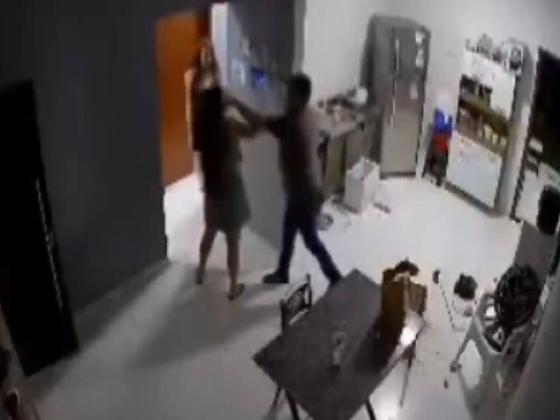 Suspeito teria se revoltado após o encontro e danificado móveis da residência da vítima.