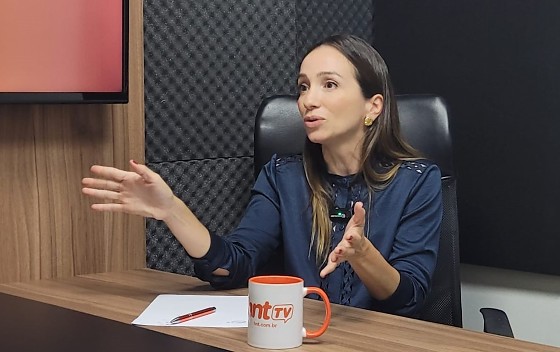 A educadora parental Carolina Amorim no podcast HNT TV Entrevista.