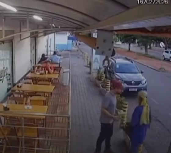 Dono de padaria aborda homem, é atacado com faca, mas sai ileso  