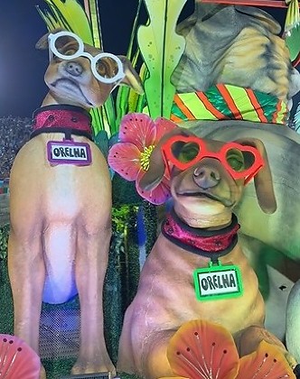 Mocidade emociona ao homenagear cão Orelha em carro alegórico sobre Rita Lee e proteção animal