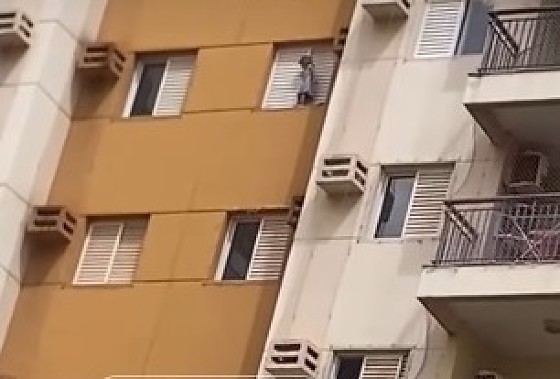 criança no 8 andar