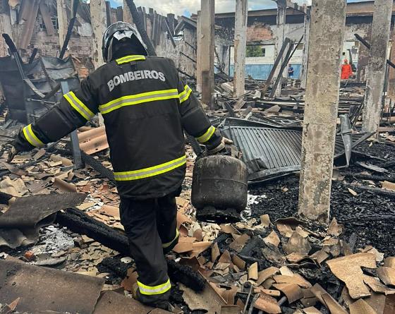 Curto-circuito é apontado como provável causa do incêndio em loja de materiais