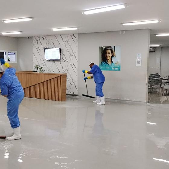 Caminhão-fossa foi acionado e equipes reforçam monitoramento diante da previsão de mais chuva.