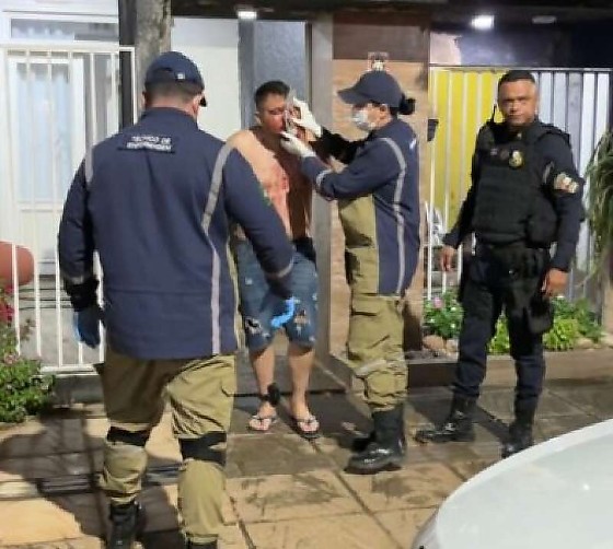 Vítima foi socorrida pelo Corpo de Bombeiros e segue sob supervisão médica.