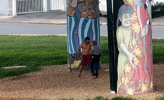 Moradores acionaram polícia após agressão filmada; casal é morador de rua.