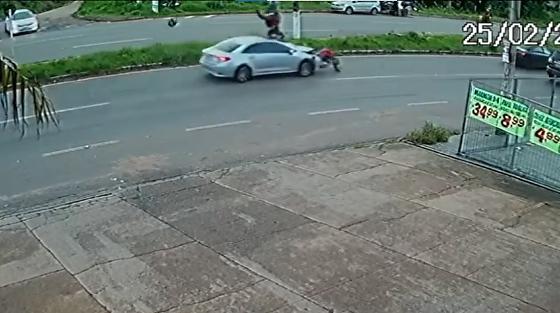 Impacto foi registrado por câmera de segurança e mobilizou a Guarda Municipal.