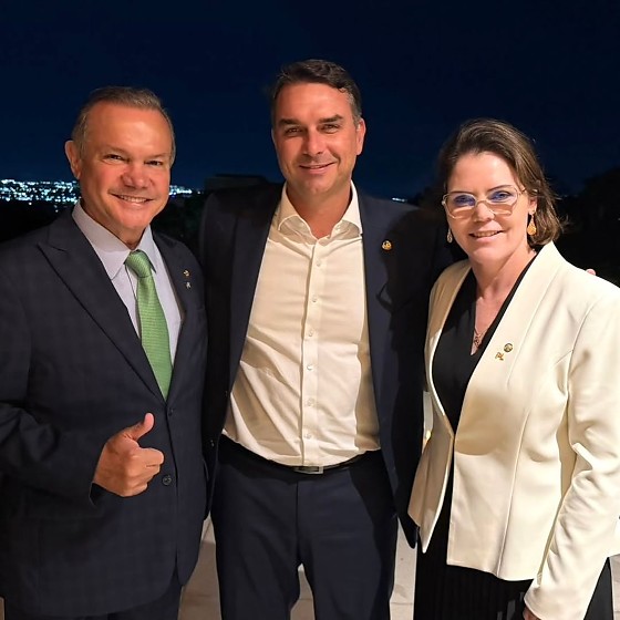 Os senadores Wellington Fagundes e Flávio Bolsonaro, e a deputada federal Coronel Fernanda - da esquerda para a direita.