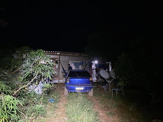 Dupla foi flagrada com porções de drogas e material para embalagem durante monitoramento da Polícia Civil.