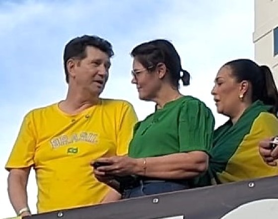 O barão do agro, Odílio Balbinotti, ao lado da deputada federal Coronel Fernanda, no ato 'Acorda, Brasil!' na Praça do Choppão em Cuiabá. 