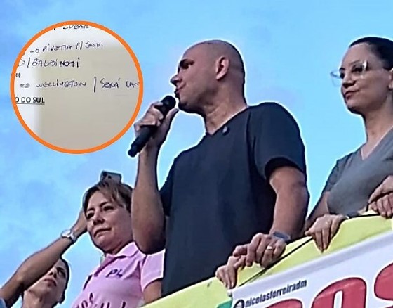 O prefeito de Cuiabá, Abilio Brunini (PL), em discurso na manifestação 'Acorda, Brasil!' na Praça do Choppão, em Cuiabá, e em destaque trecho de anotação do senador Flávio Bolsonaro (PL-RJ).