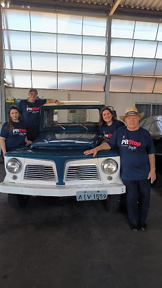 Da esquerda para a direita, a neta Tatiane, Débora, Caroline, e o avô José Marcílio. 