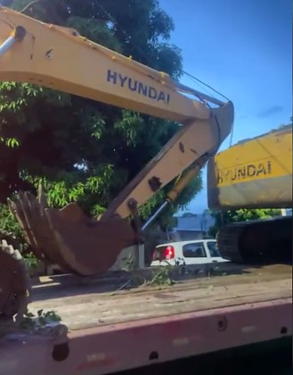 RETROESCAVEDEIRAS RUA SANTA CRIZ.jpeg