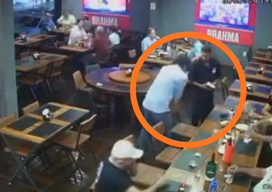 Cliente tenta agredir garçom em bar de Cuiabá, leva soco de volta e acaba nocauteado; vídeo