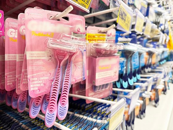'Taxa Rosa' é a cobrança de valores maiores para produtos e serviços destinados às mulheres.