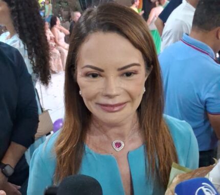 A primeira-dama de Mato Grosso, Virginia Mendes (União Brasil), no ato de filiação do Podemos em Cuiabá.