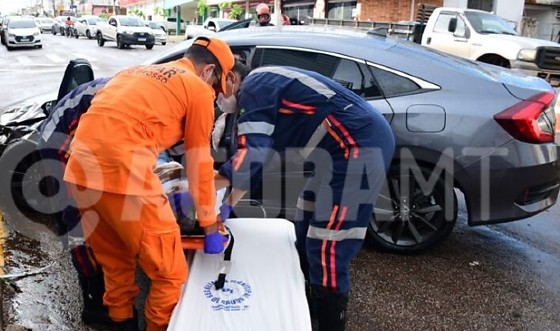 Acidente idoso caminhonete