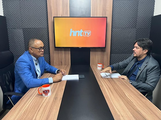 O advogado especialista em Direito Eleitoral Hélio Ramos na bancada do podcast HNT TV com o apresentador Kleber Lima.