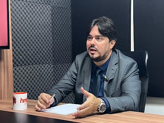O advogado especialista em Direito Eleitoral Hélio Ramos na bancada do podcast HNT TV.
