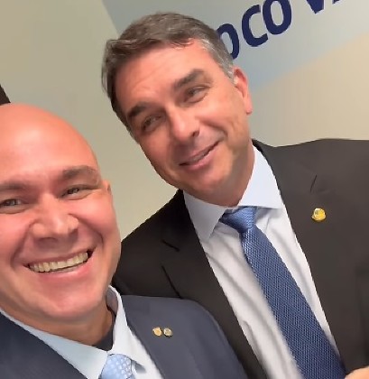 O prefeito de Cuiabá, Abilio Brunini (PL-MT), e o senador Flávio Bolsonaro (Pl-RJ), pré-candidato à presidência da República. 