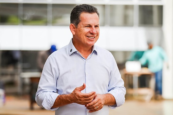 O governador Mauro Mendes (União Brasil) durante visita as obras do Hospital Regional de Juína. 