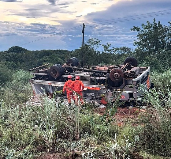 caminhão tombado em canarana.jpeg