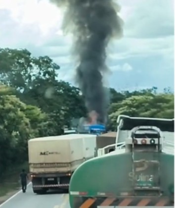 Colisão entre carretas com incêndio bloqueia rodovia entre Jangada e Rosário Oeste