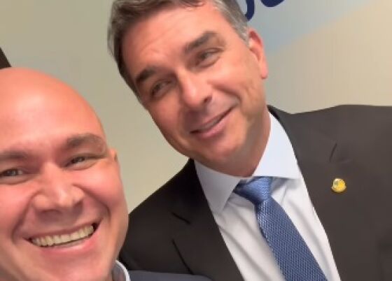 O prefeito de Cuiabá, Abilio Brunini (PL-MT), e o senador Flávio Bolsonaro (Pl-RJ), pré-candidato à presidência da República. 