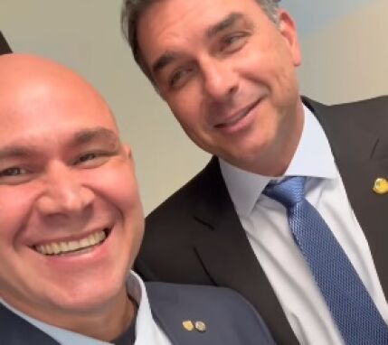O prefeito de Cuiabá, Abilio Brunini (PL-MT), e o senador Flávio Bolsonaro (Pl-RJ), pré-candidato à presidência da República. 