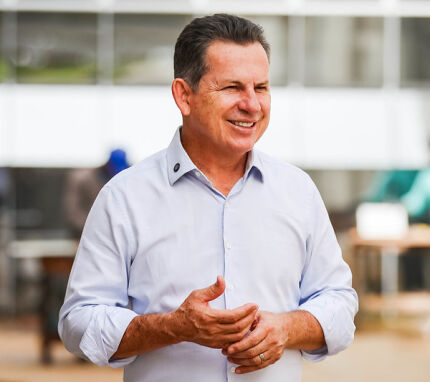 O governador Mauro Mendes (União Brasil) durante visita as obras do Hospital Regional de Juína. 