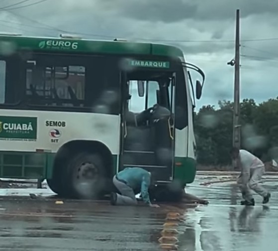 Motociclista embaixo do ônibus Avenida do CPA