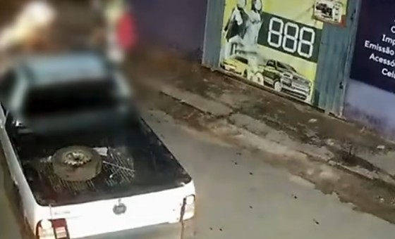 Homem atropela esposa